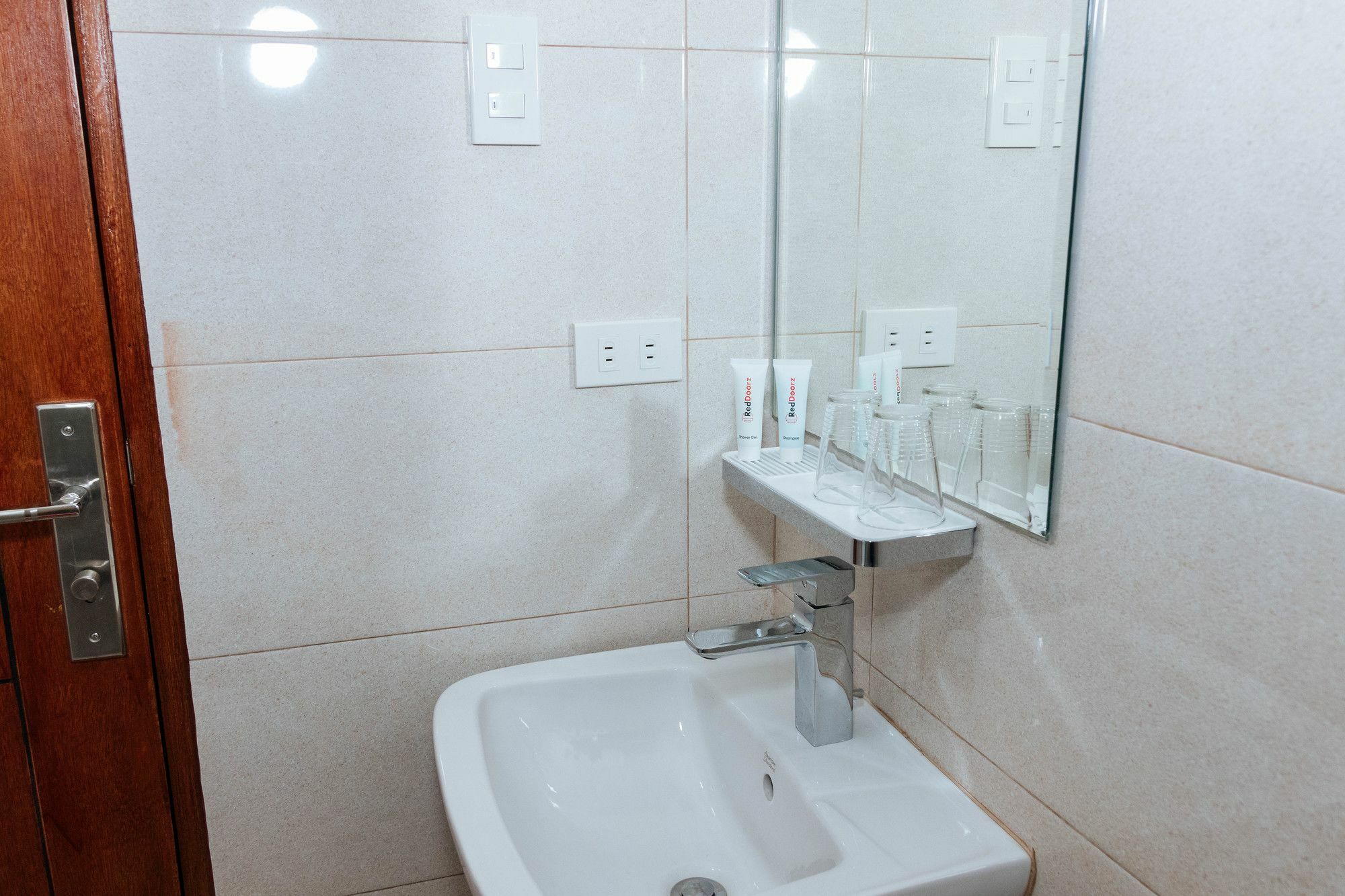 Готель Reddoorz Premium @ Sampaloc Makati Makati City Екстер'єр фото